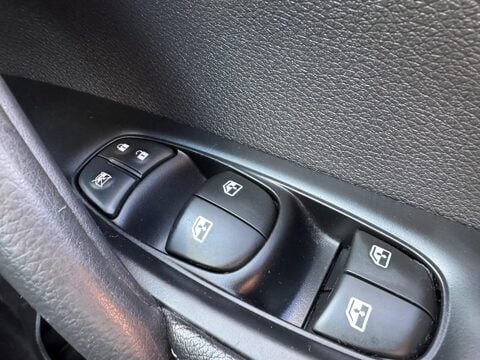 Nissan Qashqai 1.3 DIG-T N-Connecta Euro 6 (s/s) 5dr 31