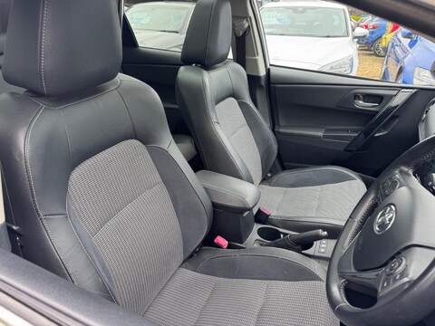 Toyota Auris 1.8 VVT-h Excel Touring Sports CVT Euro 6 (s/s) 5dr 9