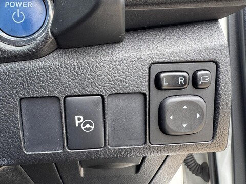 Toyota Auris 1.8 VVT-h Excel Touring Sports CVT Euro 6 (s/s) 5dr 29