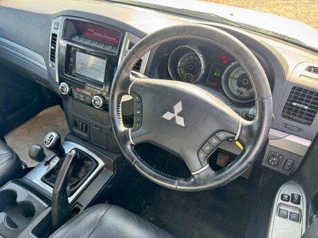 Mitsubishi Shogun 3.2 DI-DC Warrior 4WD Euro 5 3dr SWB