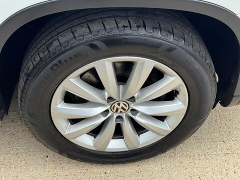 Volkswagen Tiguan 2.0 TDI BlueMotion Tech Match 4WD Euro 5 (s/s) 5dr 40