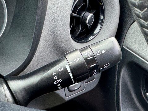 Toyota Yaris 1.5 VVT-i Icon Tech Euro 6 5dr 32