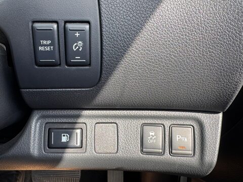Nissan Navara 2.3 dCi Tekna Auto 4WD Euro 6 4dr 34