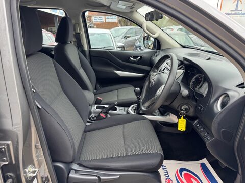 Nissan Navara 2.3 dCi Acenta 4WD Euro 6 (s/s) 4dr 12