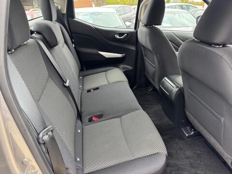 Nissan Navara 2.3 dCi Acenta 4WD Euro 6 (s/s) 4dr 29
