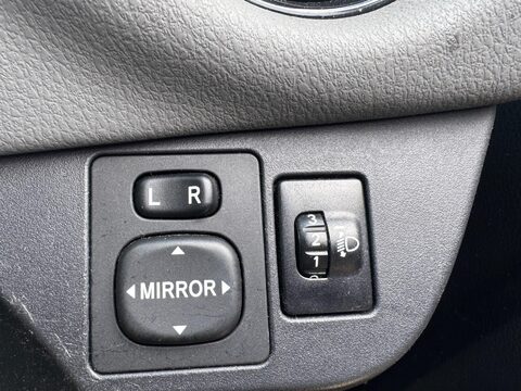 Toyota Yaris 1.5 VVT-i Icon Tech Euro 6 5dr 29