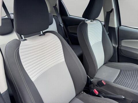 Toyota Yaris 1.5 VVT-i Icon Tech Euro 6 5dr 9