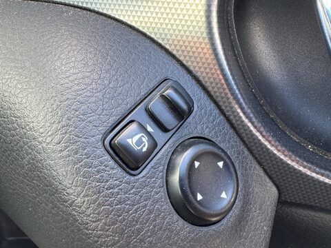 Nissan Qashqai 1.3 DIG-T N-Connecta Euro 6 (s/s) 5dr 32