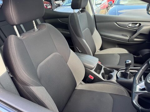 Nissan Qashqai 1.3 DIG-T N-Connecta Euro 6 (s/s) 5dr 11