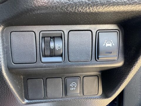 Nissan Qashqai 1.3 DIG-T N-Connecta Euro 6 (s/s) 5dr 31