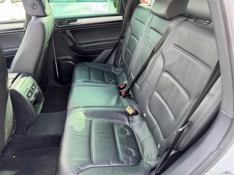 Volkswagen Touareg 3.0 TDI V6 BlueMotion Tech R-Line SUV 5dr Diesel Tiptronic 4WD Euro 6 (s/s) 47