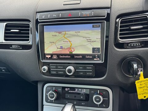 Volkswagen Touareg 3.0 TDI V6 BlueMotion Tech R-Line SUV 5dr Diesel Tiptronic 4WD Euro 6 (s/s) 13