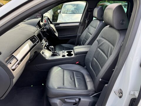 Volkswagen Touareg 3.0 TDI V6 BlueMotion Tech R-Line SUV 5dr Diesel Tiptronic 4WD Euro 6 (s/s) 46
