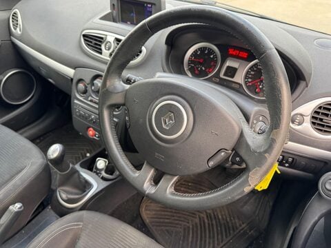 Renault Clio 1.5 dCi Dynamique Sport Tourer 5dr (Tom Tom) 2