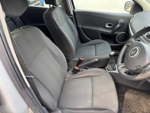 Renault Clio 1.5 dCi Dynamique Sport Tourer 5dr (Tom Tom) 9