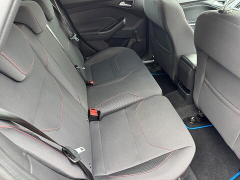 Ford Focus 1.0T EcoBoost ST-Line Euro 6 (s/s) 5dr 39