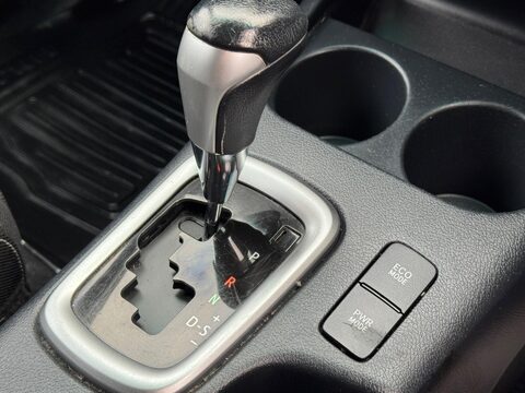 Toyota Hilux 2.4 D-4D Invincible Auto 4WD Euro 6 4dr (TSS) 27