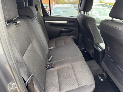 Toyota Hilux 2.4 D-4D Invincible Auto 4WD Euro 6 4dr (TSS) 40