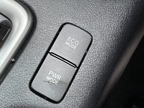 Toyota Hilux 2.4 D-4D Invincible Auto 4WD Euro 6 4dr (TSS) 26