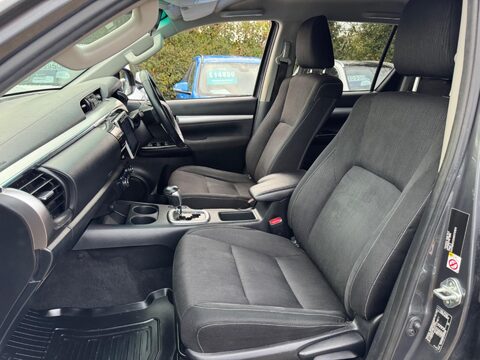 Toyota Hilux 2.4 D-4D Invincible Auto 4WD Euro 6 4dr (TSS) 39