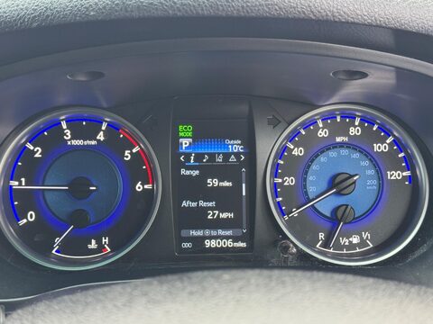 Toyota Hilux 2.4 D-4D Invincible Auto 4WD Euro 6 4dr (TSS) 37