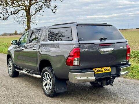 Toyota Hilux 2.4 D-4D Invincible Auto 4WD Euro 6 4dr (TSS) 9