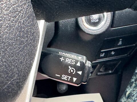 Toyota Hilux 2.4 D-4D Invincible Auto 4WD Euro 6 4dr (TSS) 32