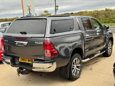 Toyota Hilux 2.4 D-4D Invincible Auto 4WD Euro 6 4dr (TSS)