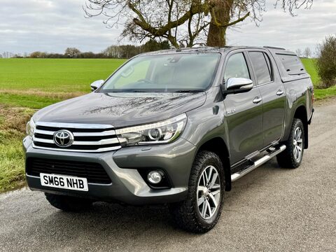 Toyota Hilux 2.4 D-4D Invincible Auto 4WD Euro 6 4dr (TSS) 7