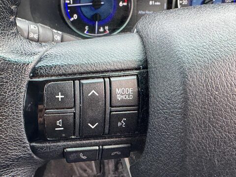 Toyota Hilux 2.4 D-4D Invincible Auto 4WD Euro 6 4dr (TSS) 19