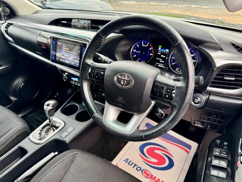 Toyota Hilux 2.4 D-4D Invincible Auto 4WD Euro 6 4dr (TSS) 38