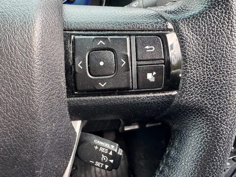 Toyota Hilux 2.4 D-4D Invincible Auto 4WD Euro 6 4dr (TSS) 20