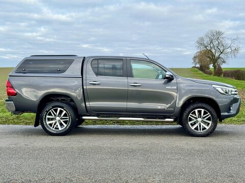 Toyota Hilux 2.4 D-4D Invincible Auto 4WD Euro 6 4dr (TSS) 3