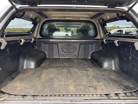 Toyota Hilux 2.4 D-4D Invincible Auto 4WD Euro 6 4dr (TSS) 25