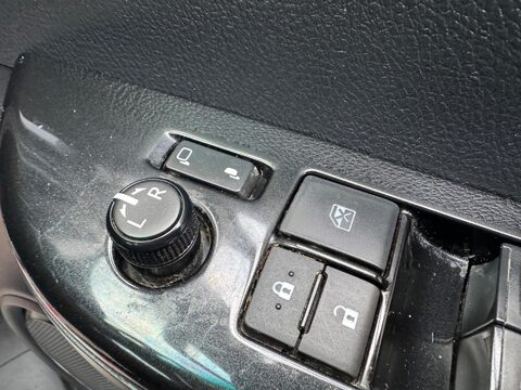 Toyota Hilux 2.4 D-4D Invincible Auto 4WD Euro 6 4dr (TSS) 36