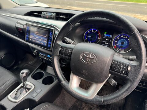 Toyota Hilux 2.4 D-4D Invincible Auto 4WD Euro 6 4dr (TSS) 2