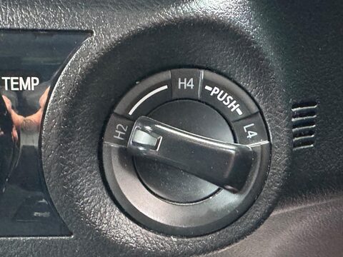 Toyota Hilux 2.4 D-4D Invincible Auto 4WD Euro 6 4dr (TSS) 33