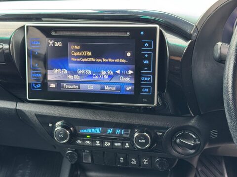 Toyota Hilux 2.4 D-4D Invincible Auto 4WD Euro 6 4dr (TSS) 15