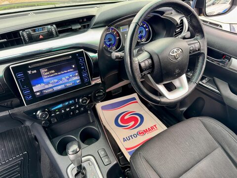 Toyota Hilux 2.4 D-4D Invincible Auto 4WD Euro 6 4dr (TSS) 14