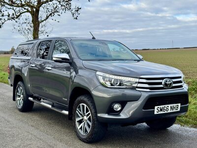 Toyota Hilux 2.4 D-4D Invincible Auto 4WD Euro 6 4dr (TSS)
