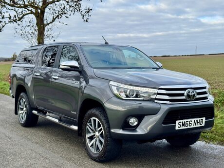 Toyota Hilux 2.4 D-4D Invincible Auto 4WD Euro 6 4dr (TSS)