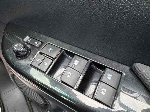 Toyota Hilux 2.4 D-4D Invincible Auto 4WD Euro 6 4dr (TSS) 35