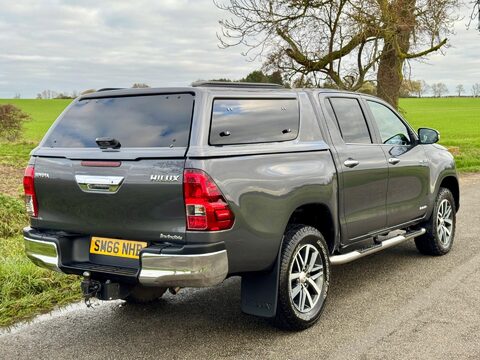 Toyota Hilux 2.4 D-4D Invincible Auto 4WD Euro 6 4dr (TSS) 11
