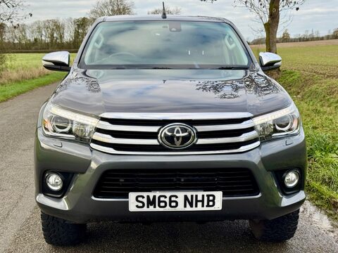 Toyota Hilux 2.4 D-4D Invincible Auto 4WD Euro 6 4dr (TSS) 6