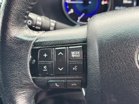 Toyota Hilux 2.4 D-4D Invincible Auto 4WD Euro 6 4dr (TSS) 29