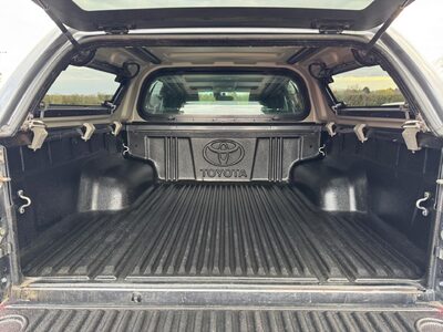 Toyota Hilux 2.4 D-4D Invincible Auto 4WD Euro 6 4dr (TSS)