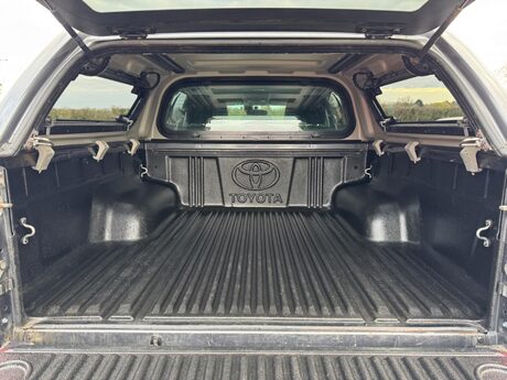 Toyota Hilux 2.4 D-4D Invincible Auto 4WD Euro 6 4dr (TSS)