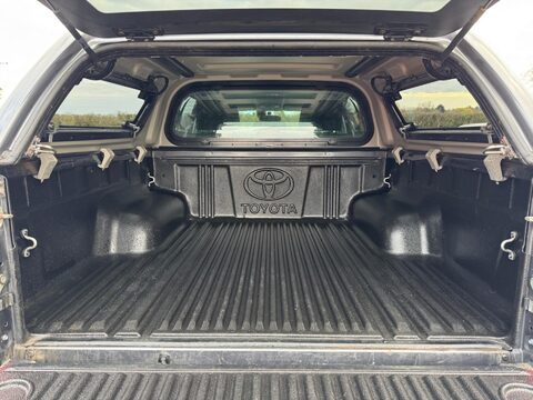 Toyota Hilux 2.4 D-4D Invincible Auto 4WD Euro 6 4dr (TSS) 4