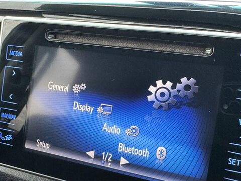 Toyota Hilux 2.4 D-4D Invincible Auto 4WD Euro 6 4dr (TSS) 23