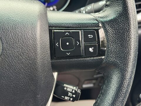 Toyota Hilux 2.4 D-4D Invincible Auto 4WD Euro 6 4dr (TSS) 30